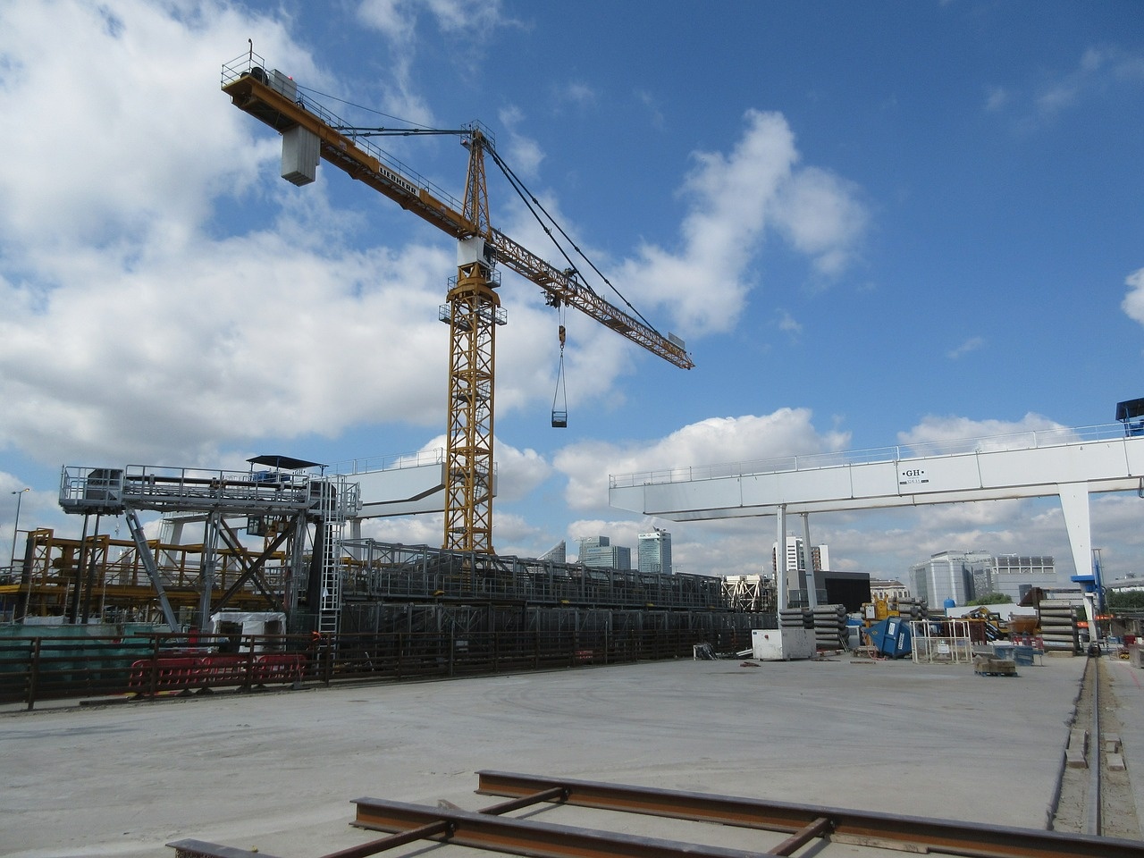 crane-423521_1280.jpg