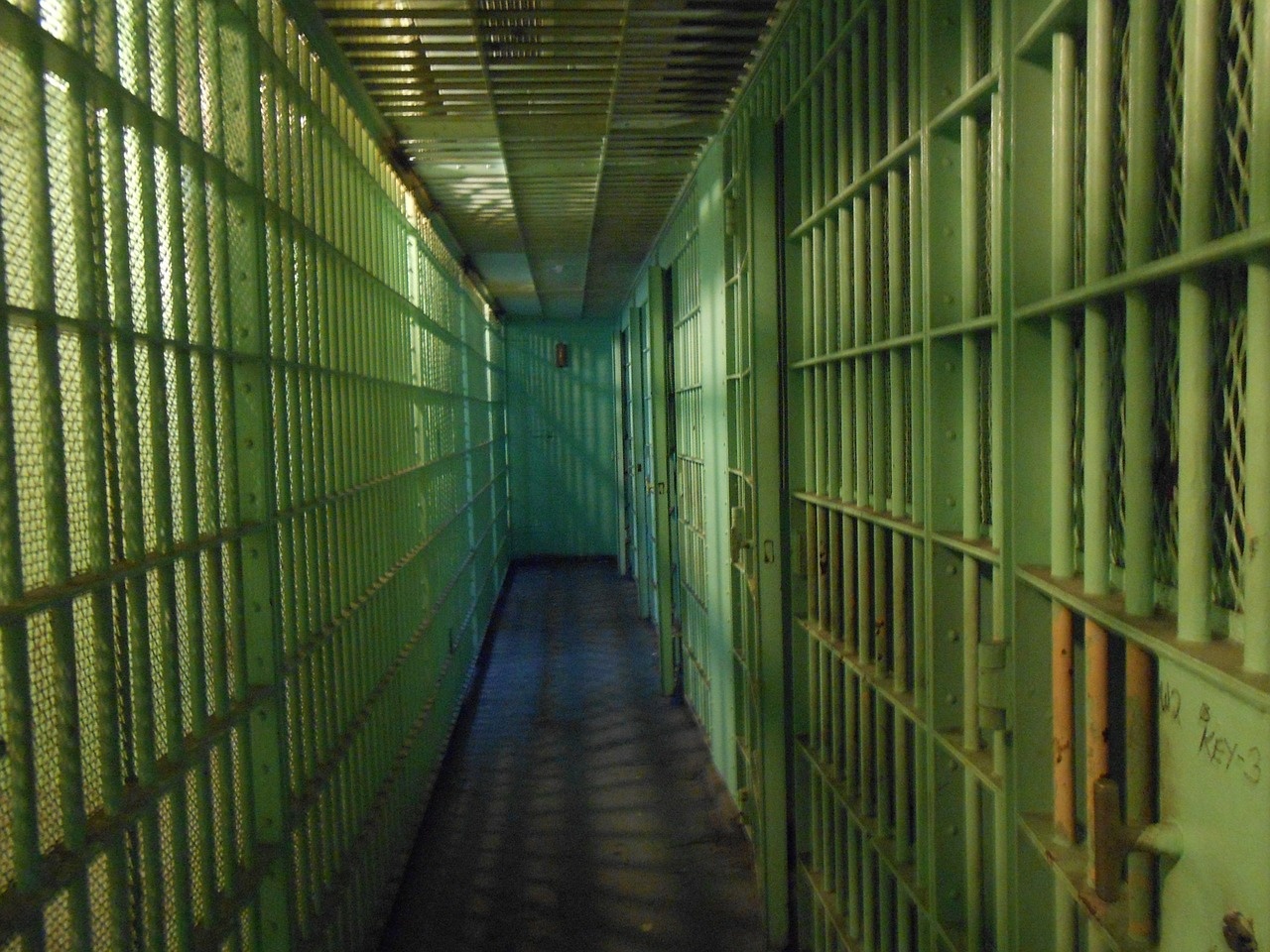 jail-cells-429638_1280.jpg