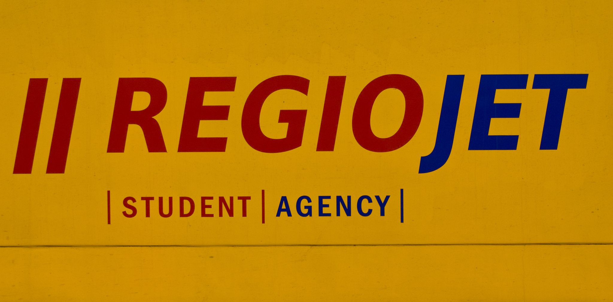 RegioJet,_vagon,_logo.jpg