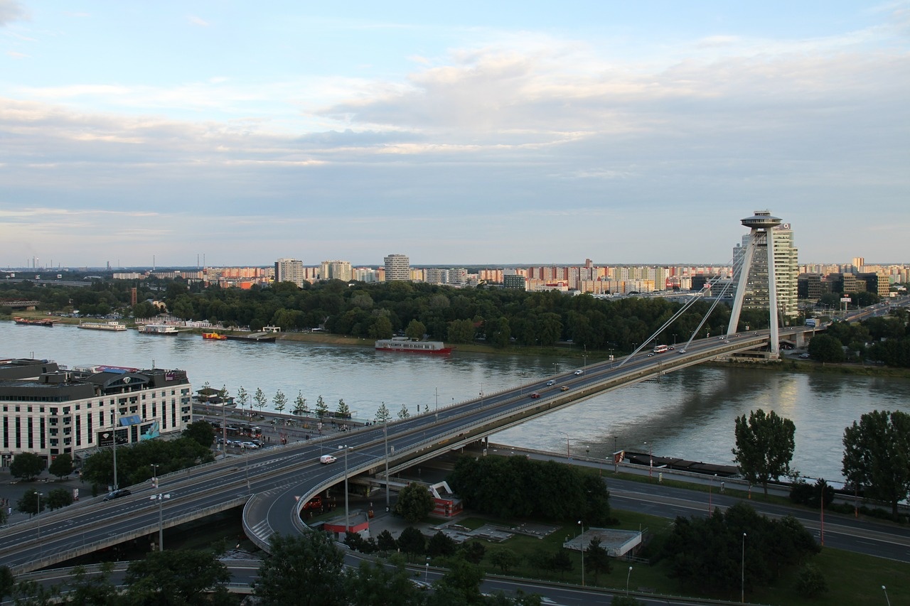 bratislava-106444_1280.jpg