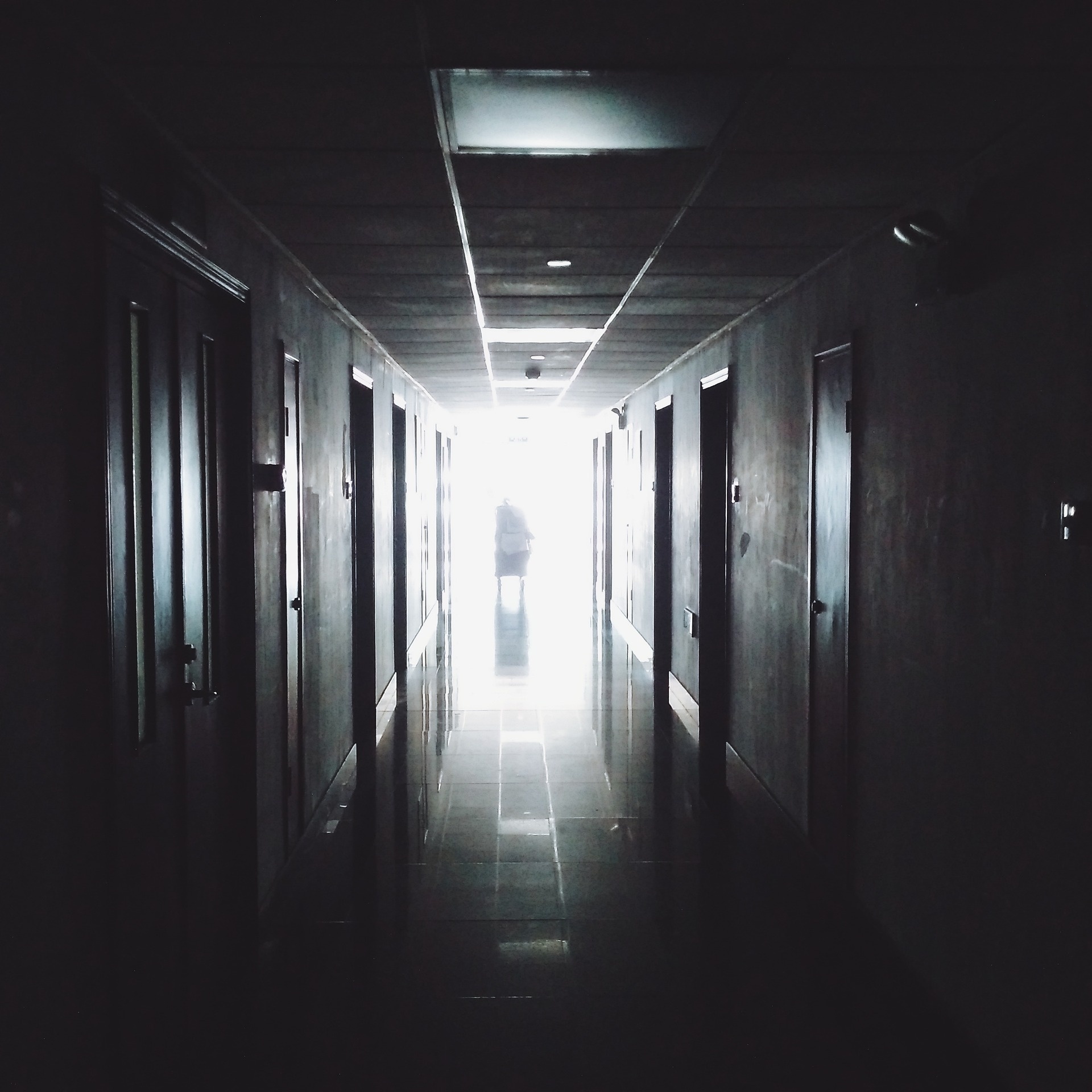 hallway-867226_1920.jpg