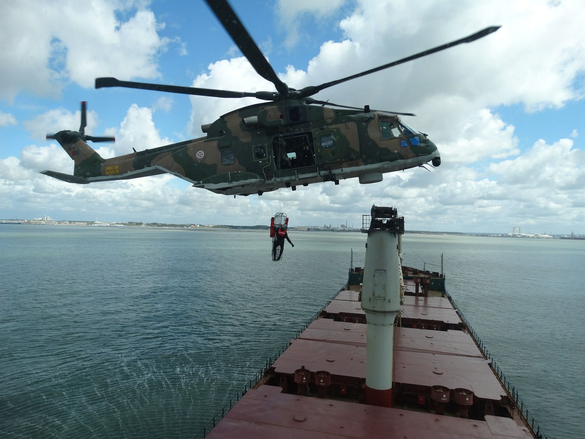 helicopter-374877_1920.jpg