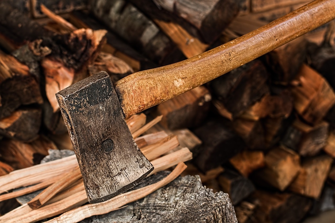 axe-674841_1280.jpg