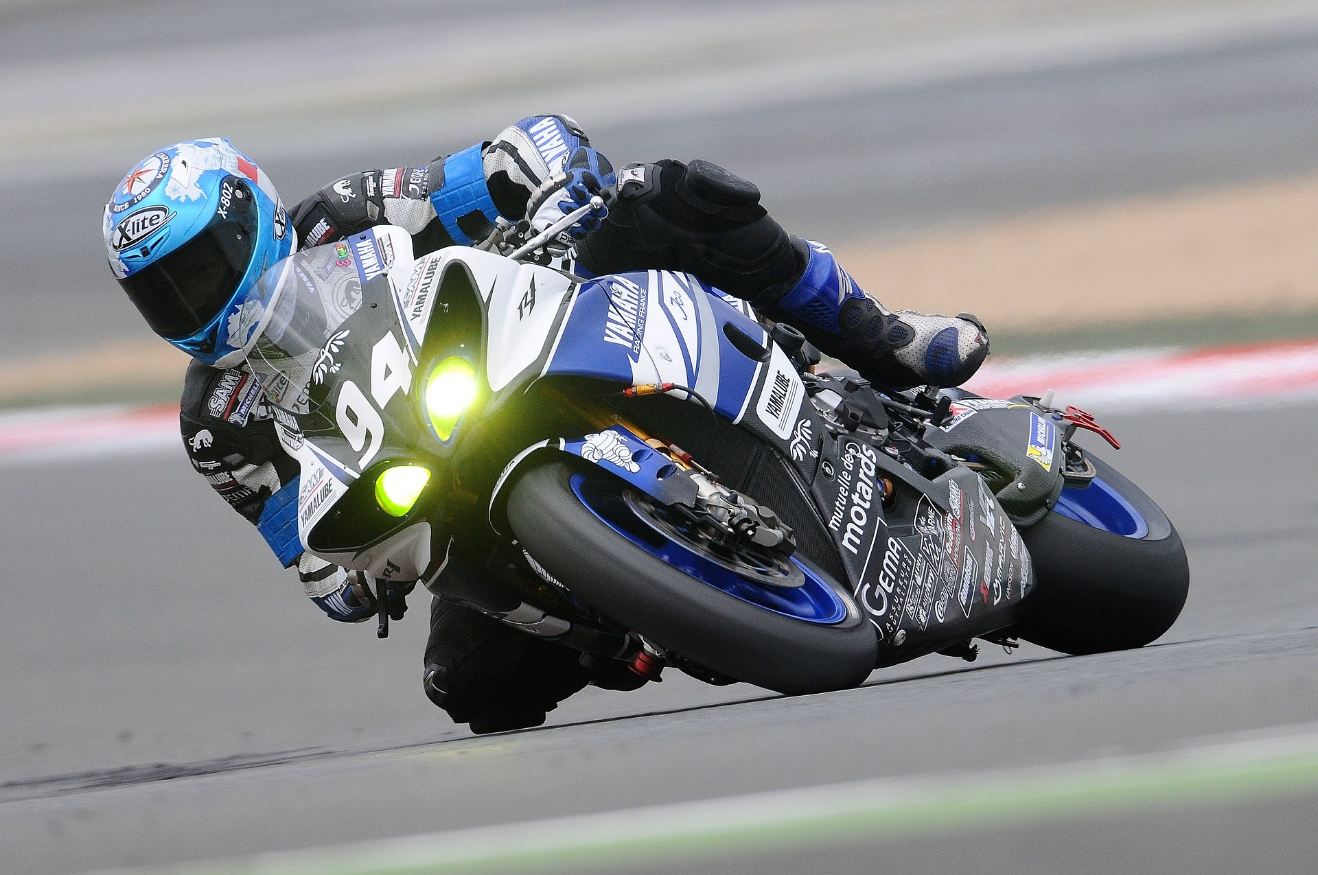 motorcycle-racer-597913_1920.jpg