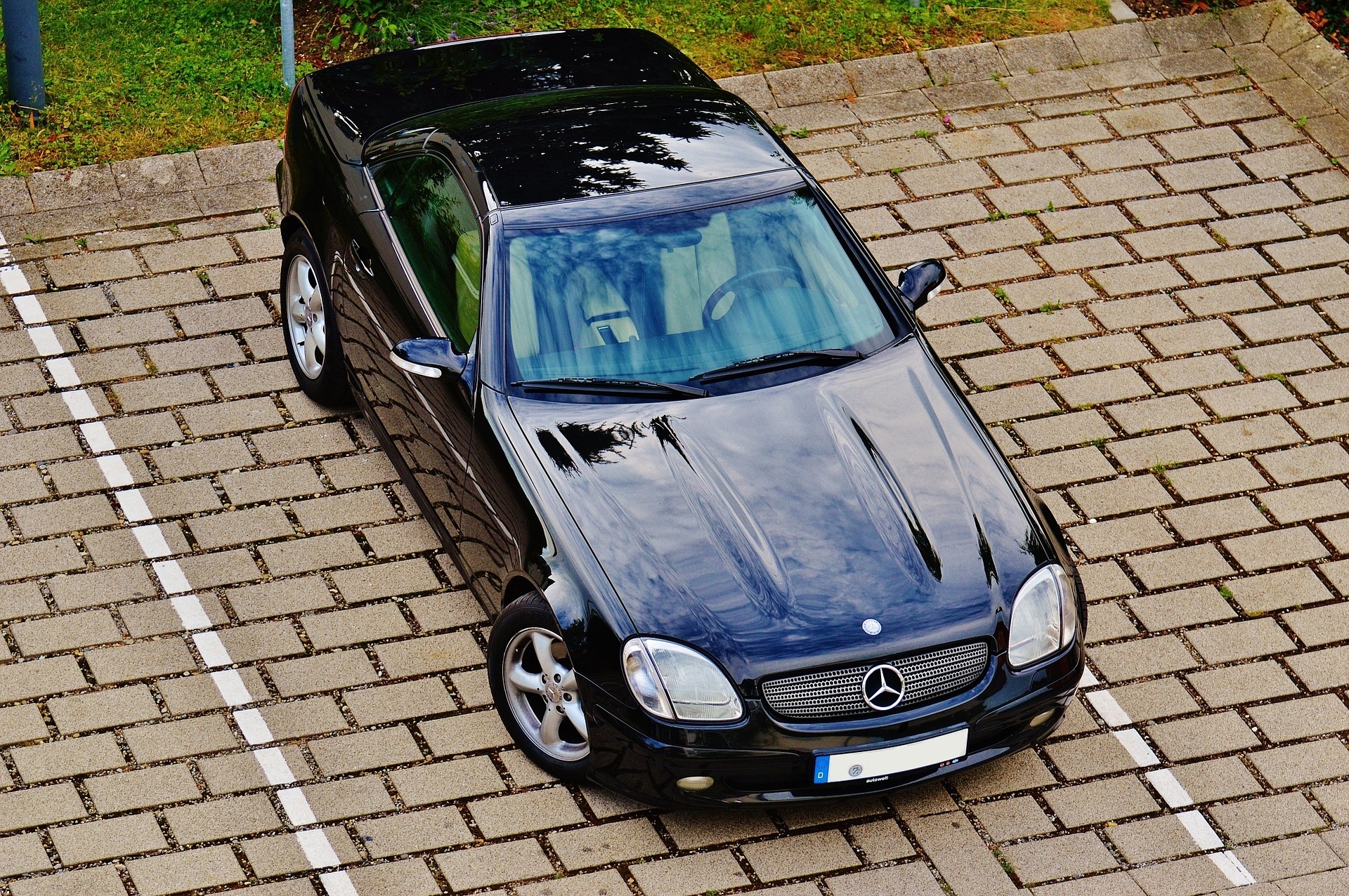 mercedes-1033461_1920.jpg