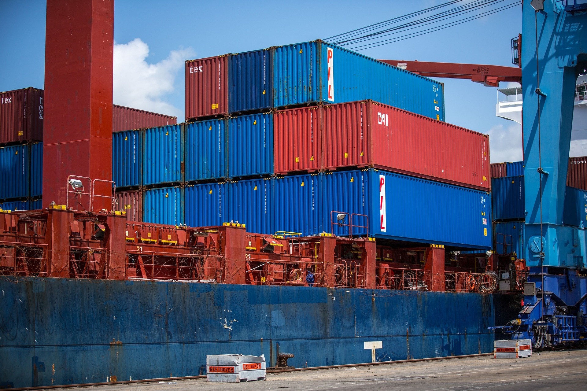 shipping-containers-1096829_1920.jpg