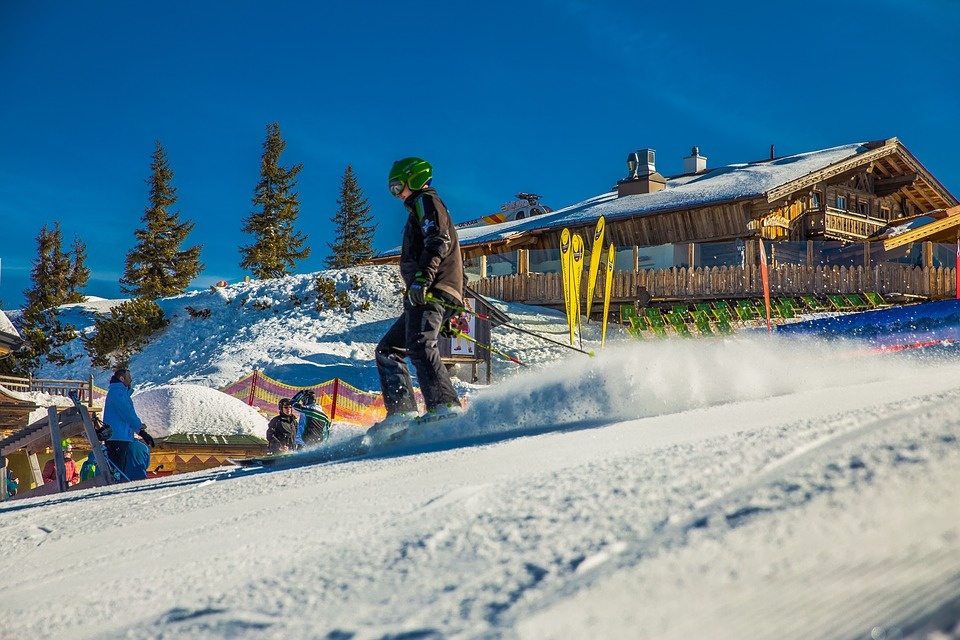 skiers-1274666_960_720.jpg