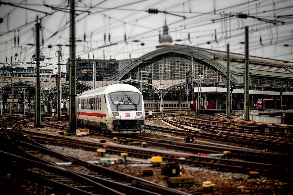railway-station-619082_960_720.jpg