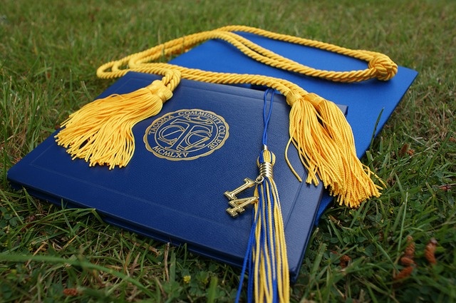 graduation-907565_640.jpg