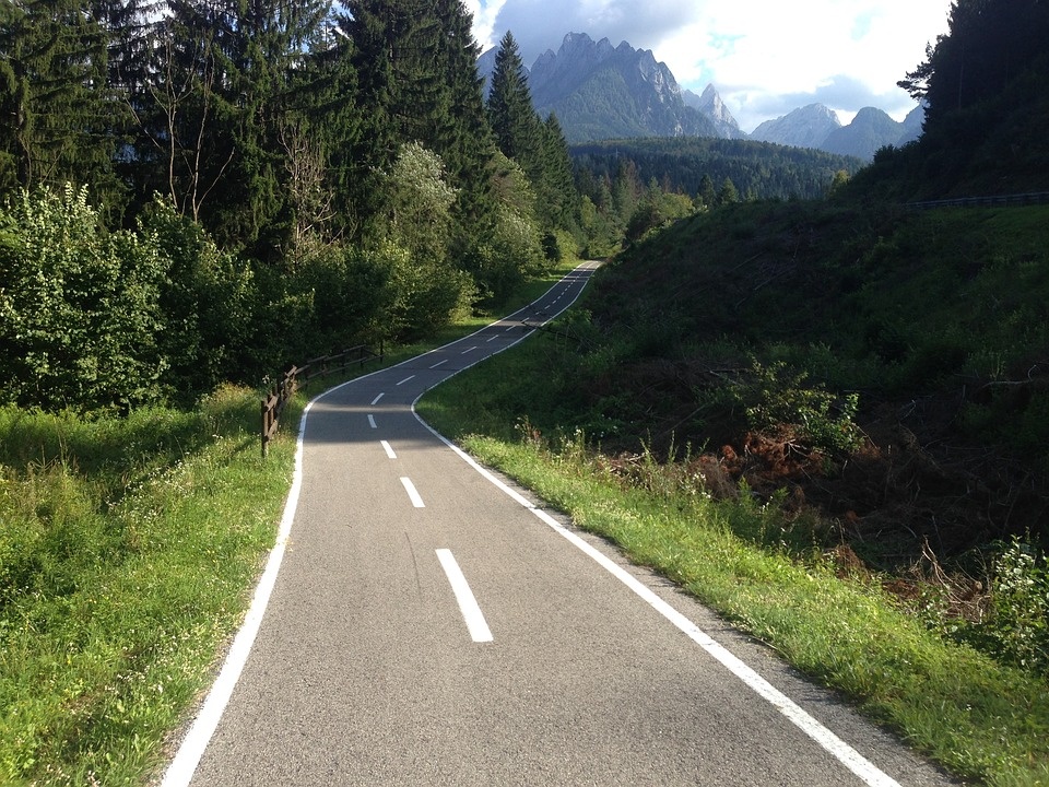 bicycle-path-1666762_960_720.jpg