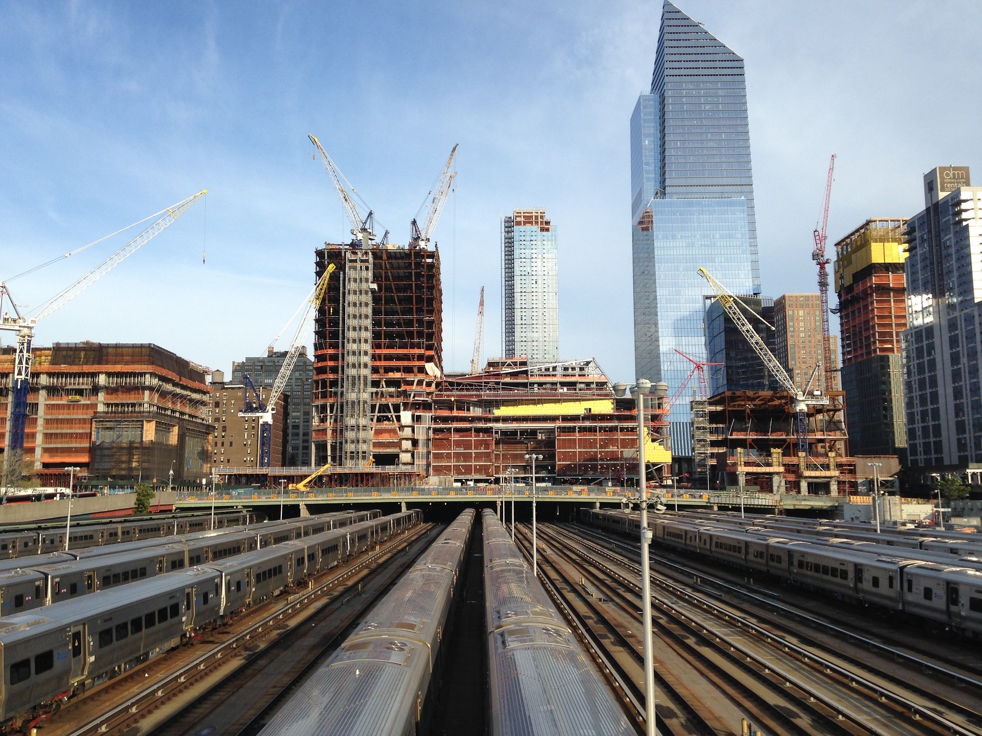 train-yard-1650986_1920.jpg