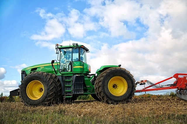 tractor-1815232_640.jpg