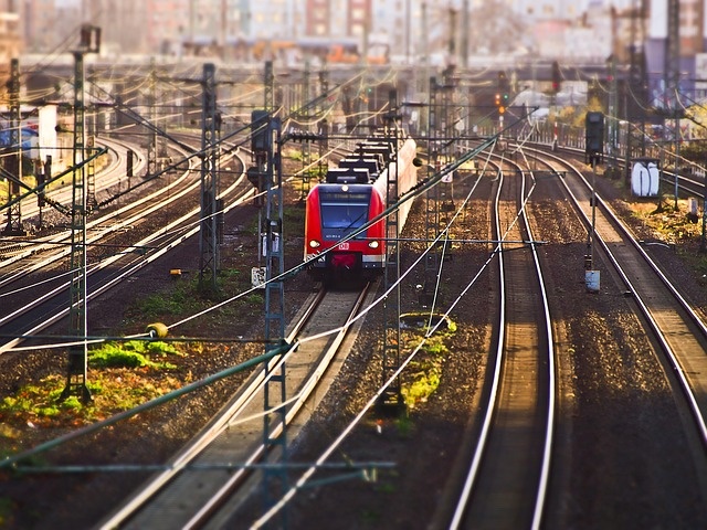 train-1107983_640.jpg
