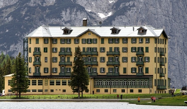 mountain-hotel-1567013_640.jpg