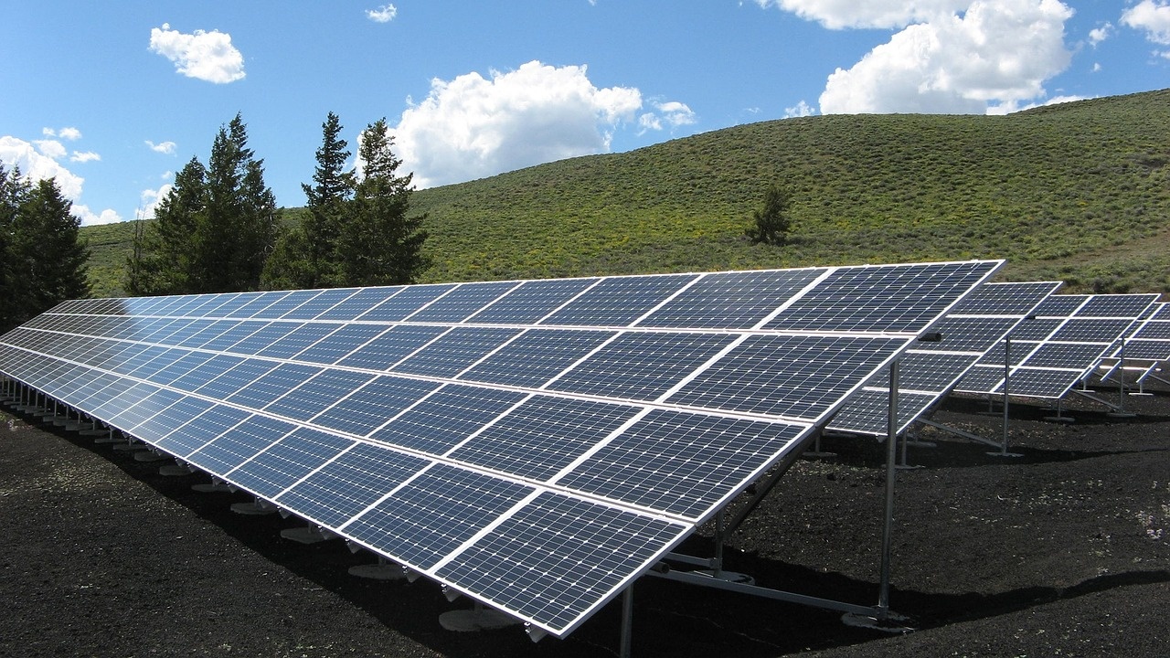 solar-panel-array-1591350_1280.jpg