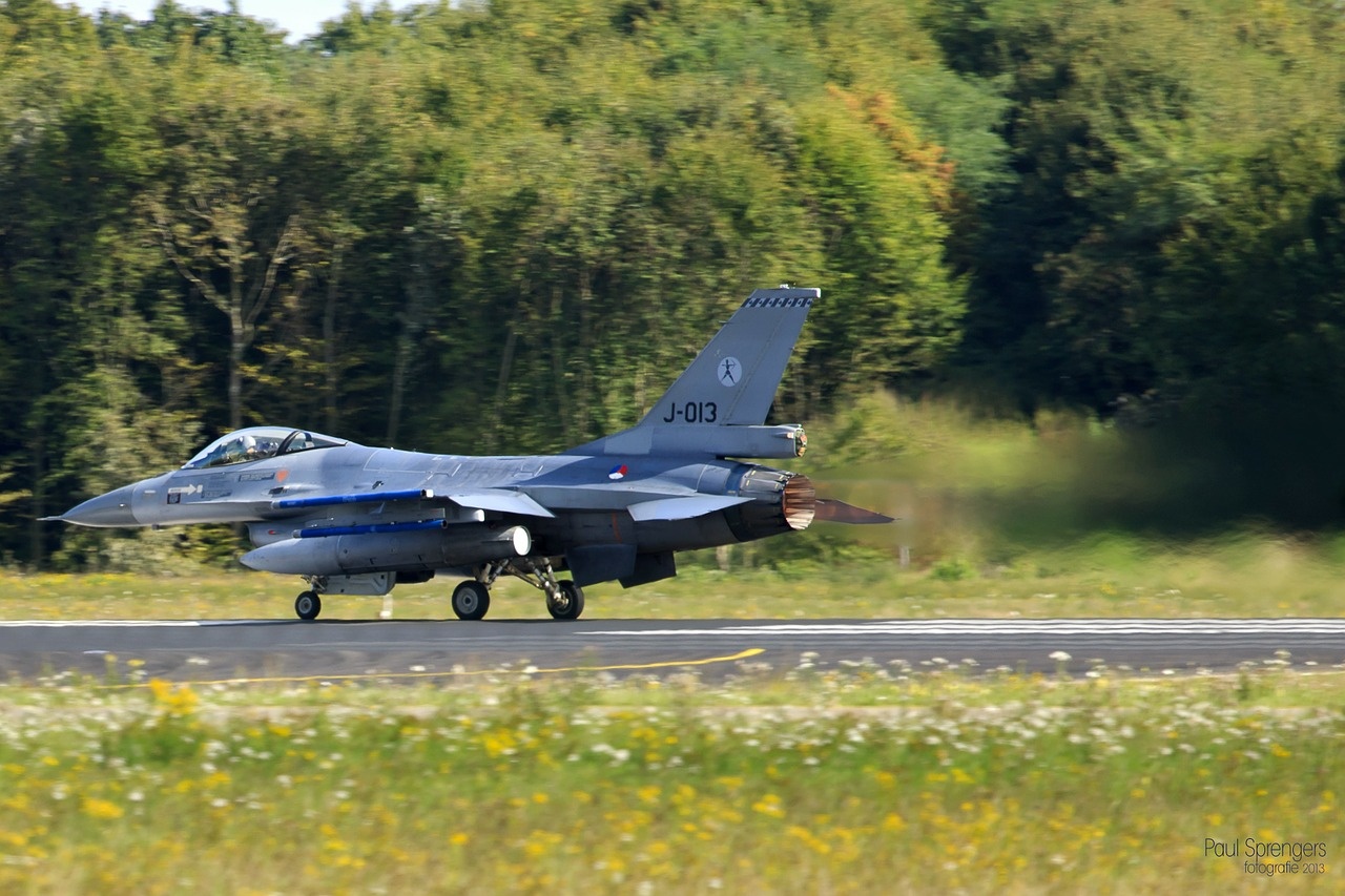 fighter-jet-188776_1280.jpg
