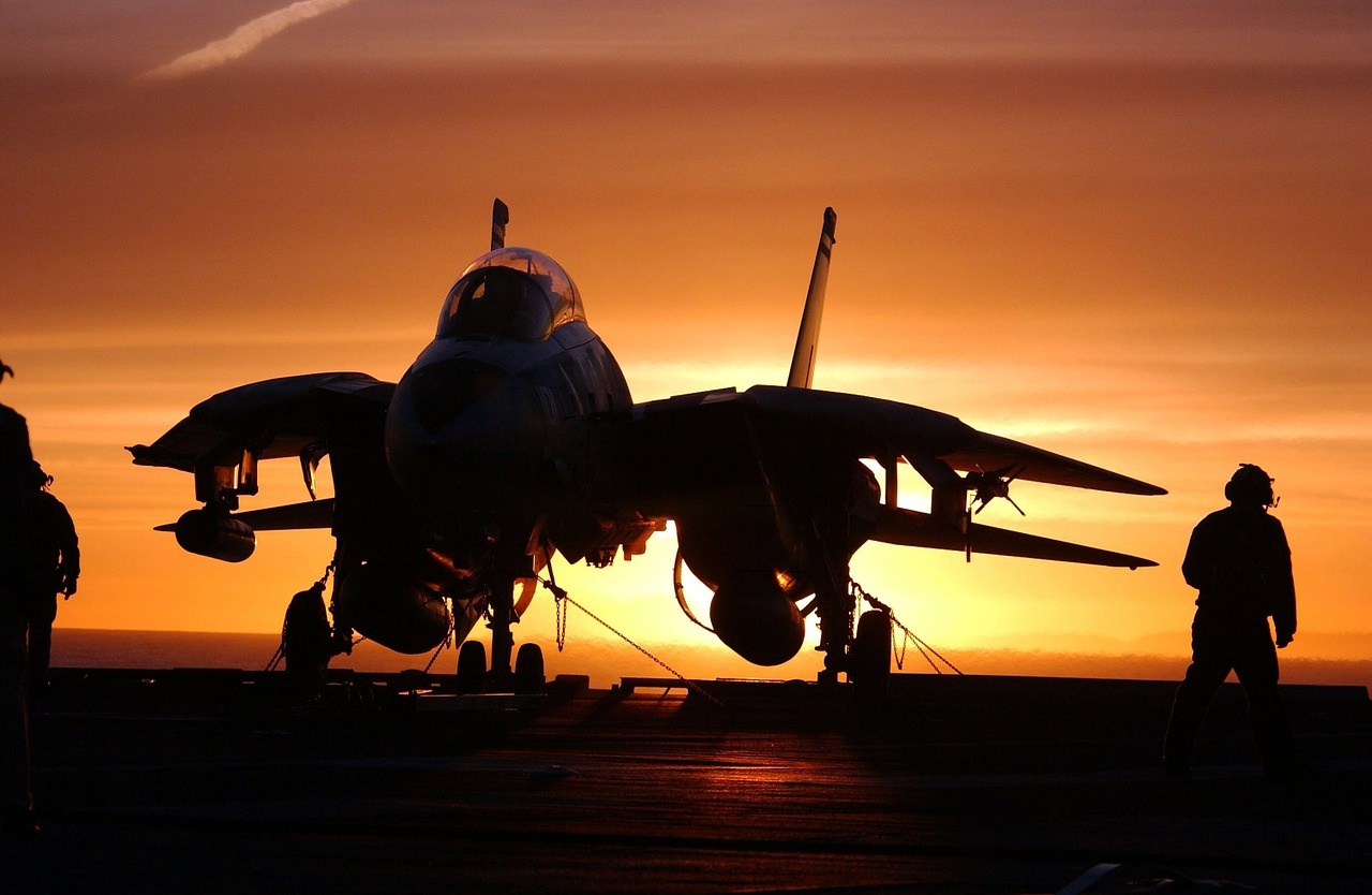 military-jet-fighter-569907_1280.jpg