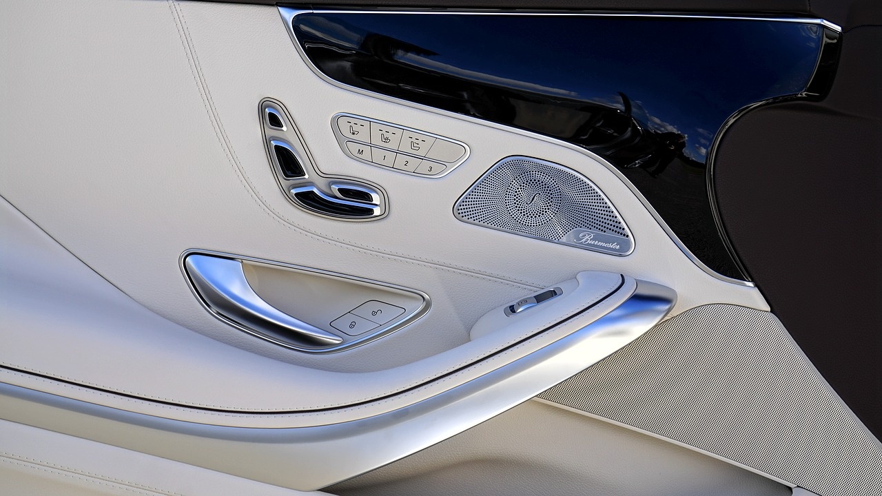 mercedes-1733255_1280.jpg