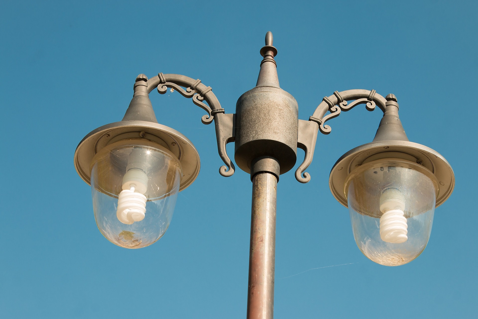 lamp-post-1283318_1920.jpg