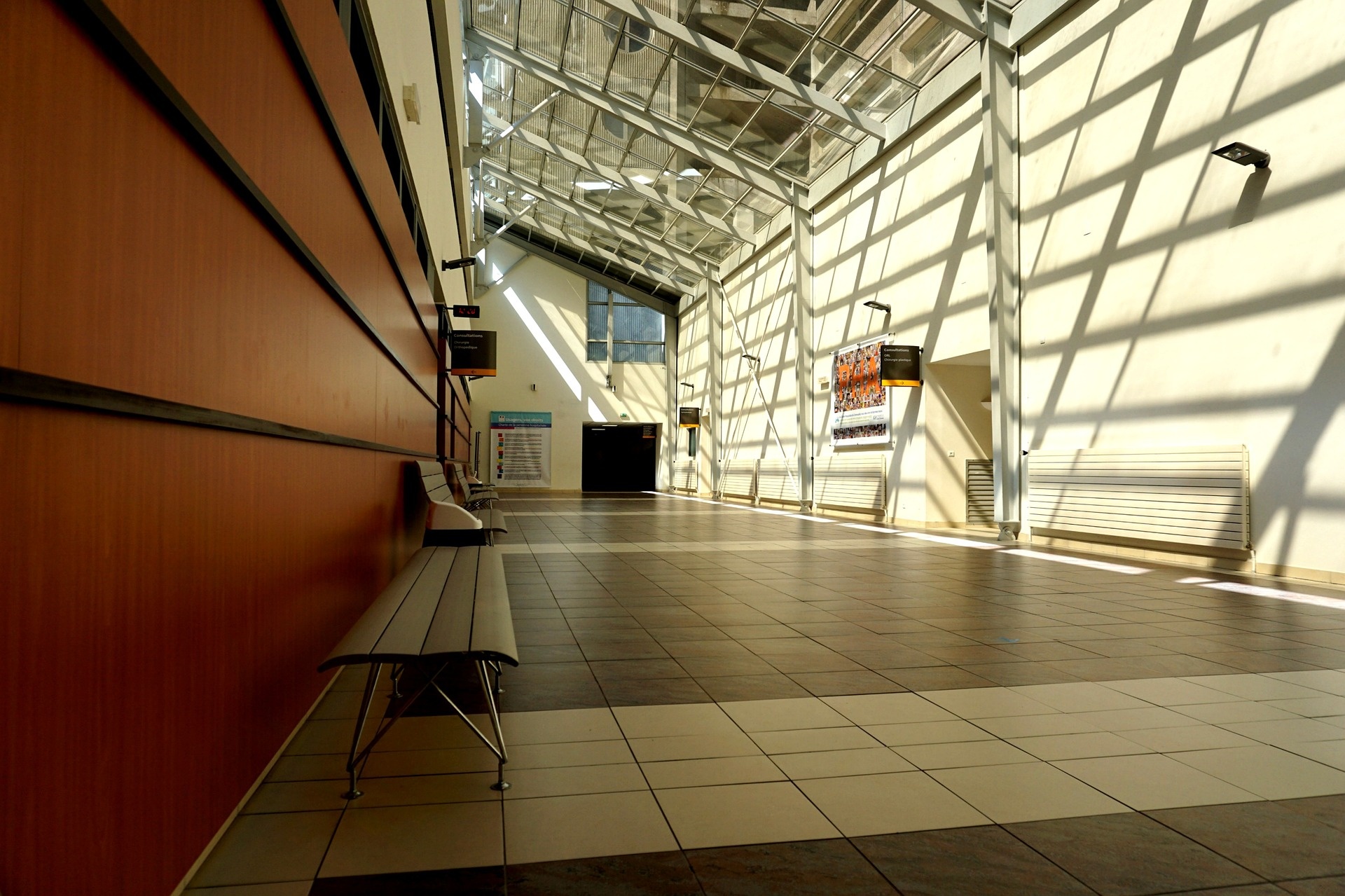 corridor-1729534_1920.jpg