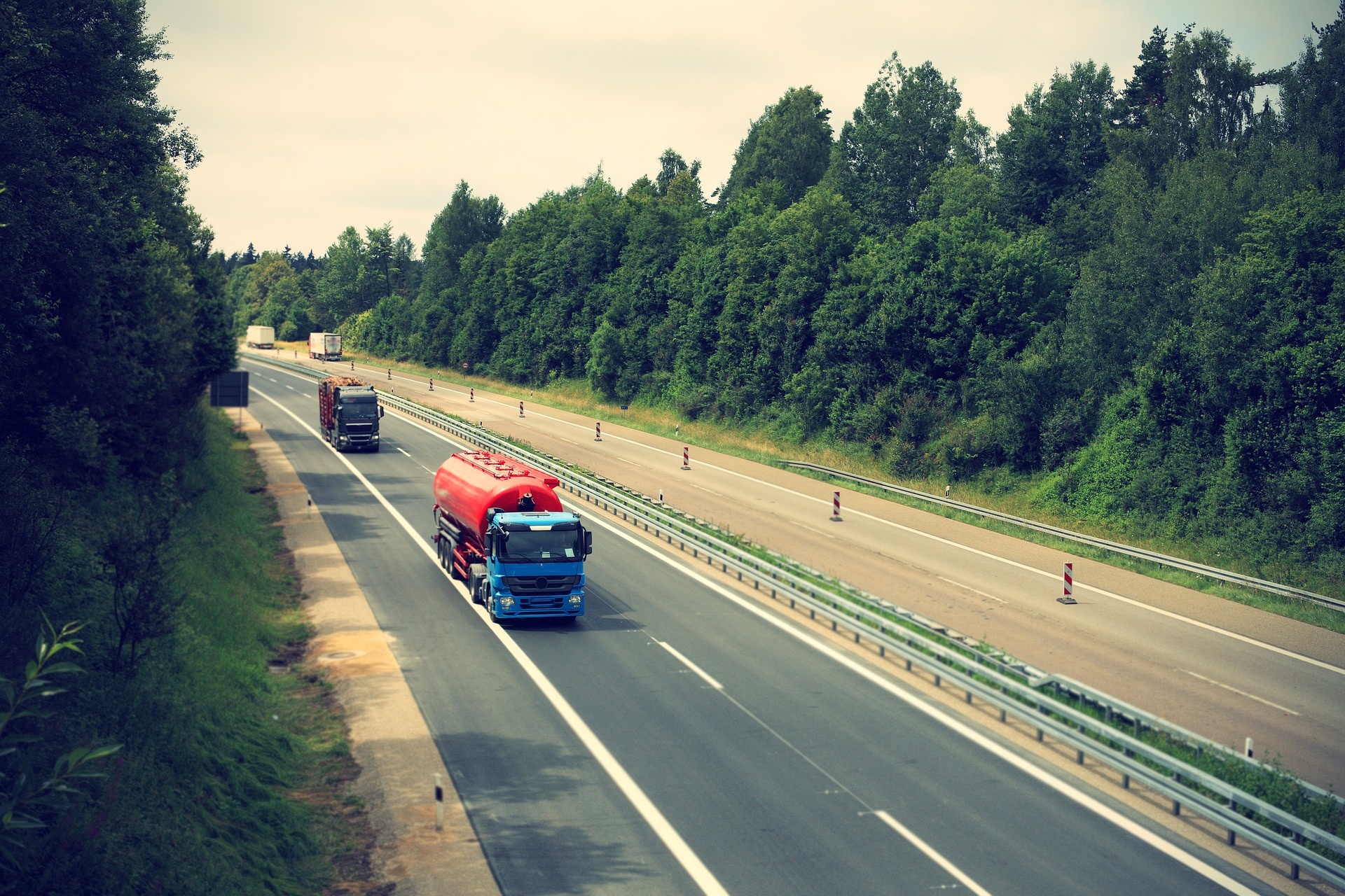 truck-2138974_1920.jpg