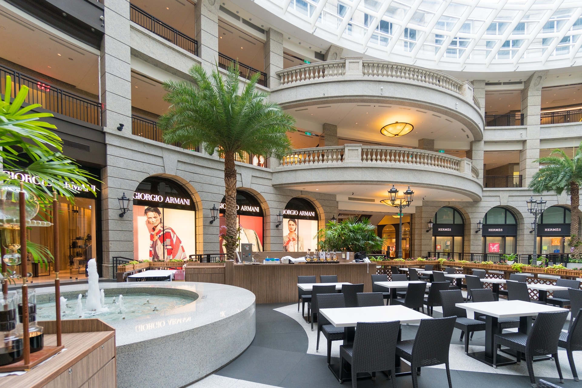 shopping-mall-1416502_1920.jpg