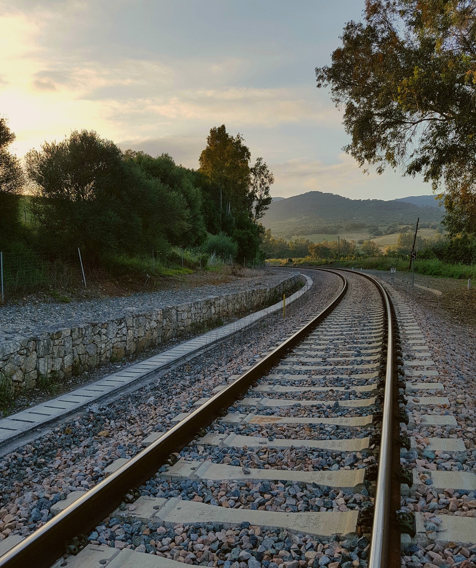 train-2330097_1920.jpg