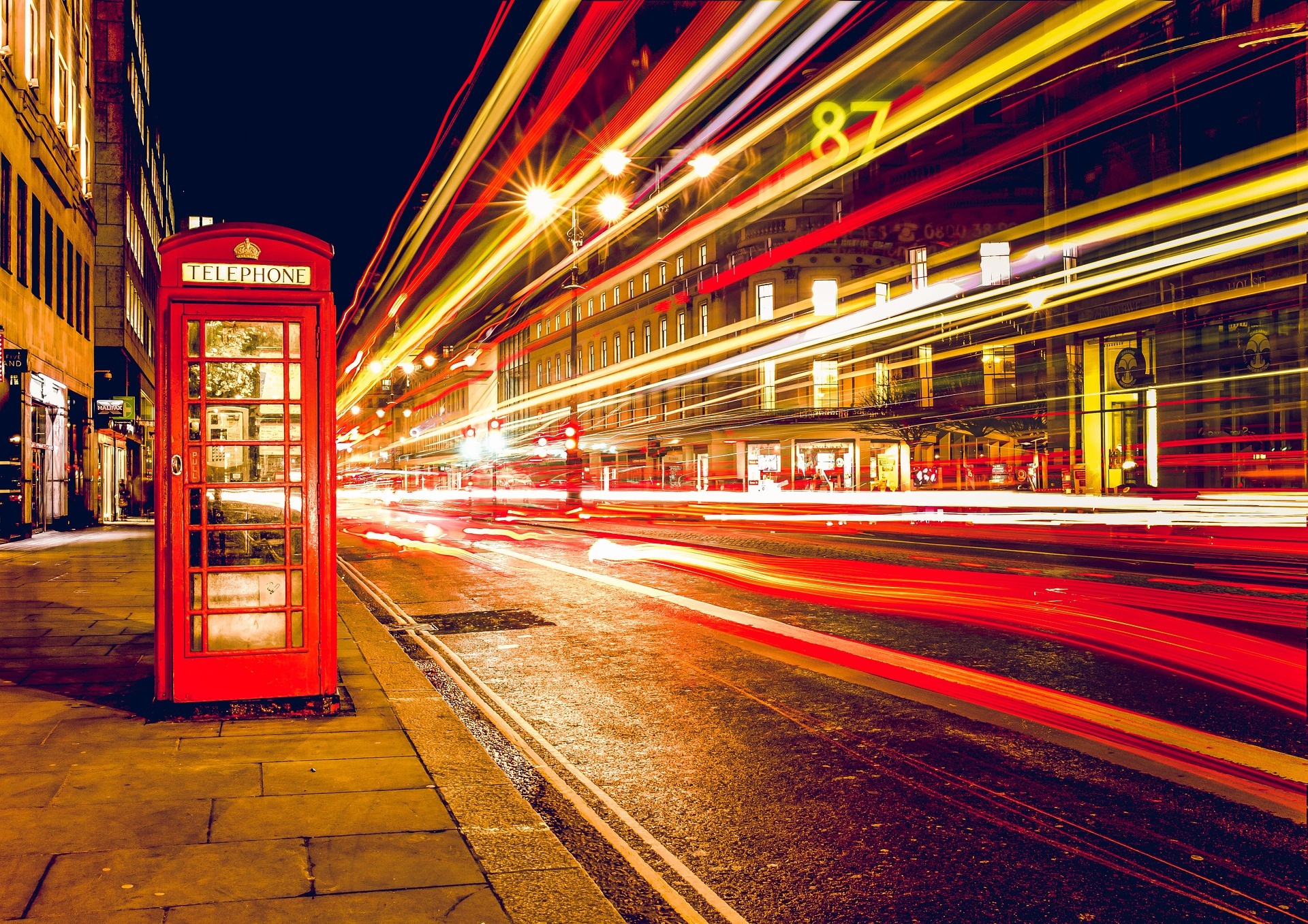 telephone-booth-768610_1920.jpg