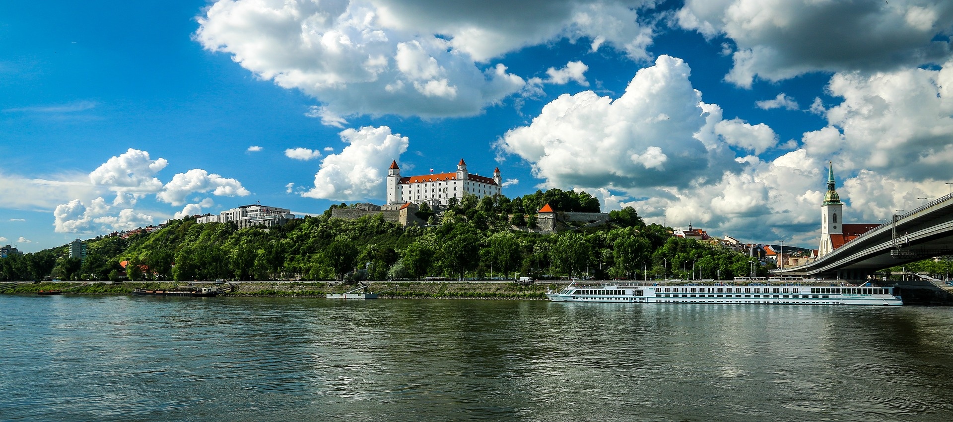 bratislava-1768975_1920.jpg