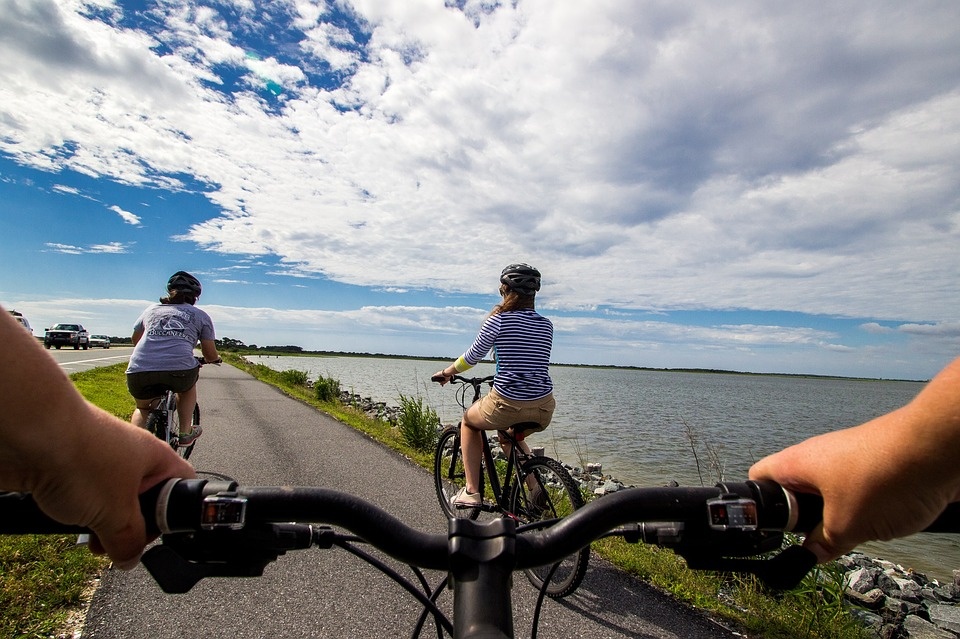 bicycle-riders-2071825_960_720.jpg