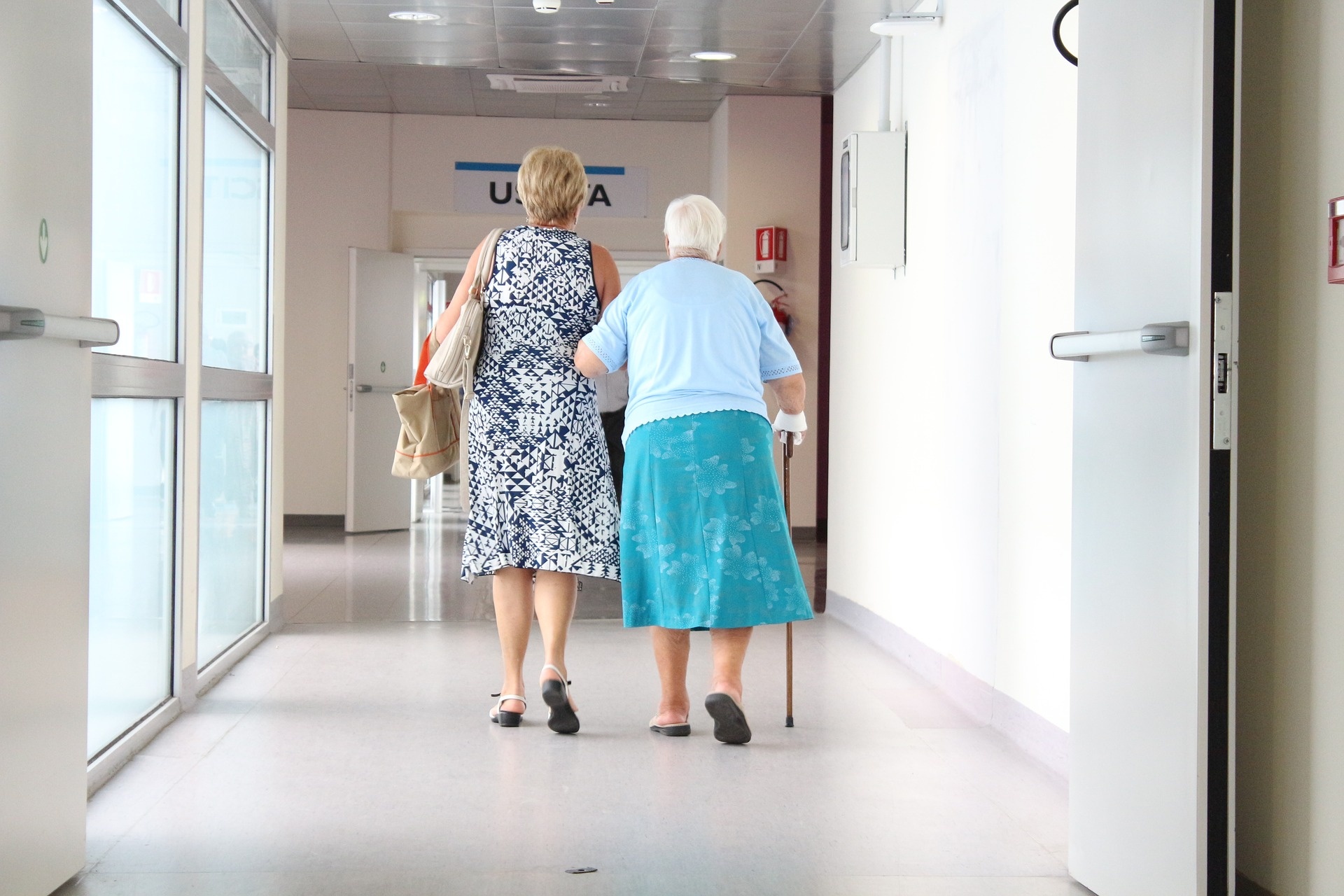 elderly-1461424_1920.jpg