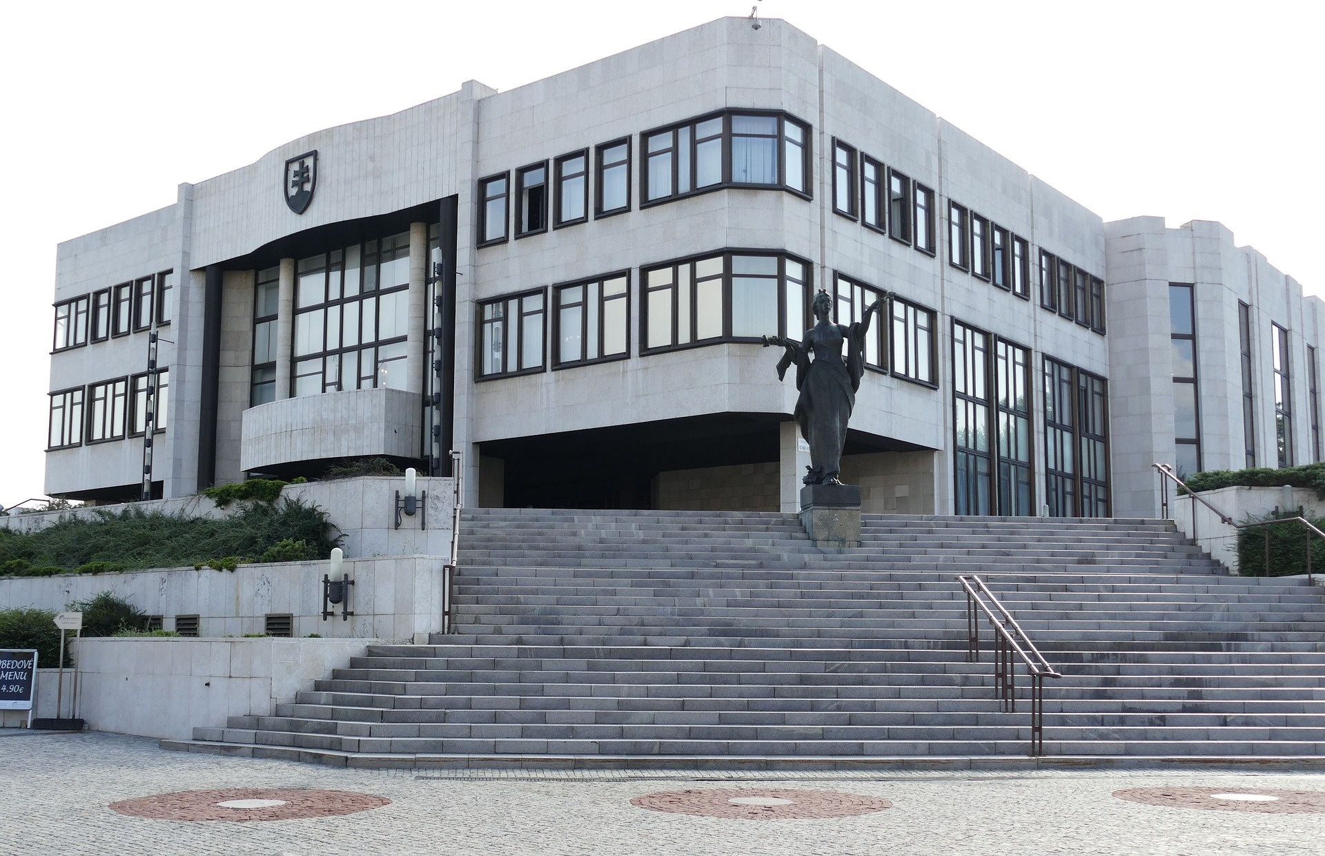bratislava-2531145_1920.jpg