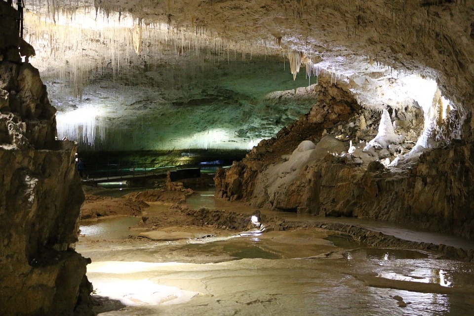 grotto-2071036_960_720.jpg