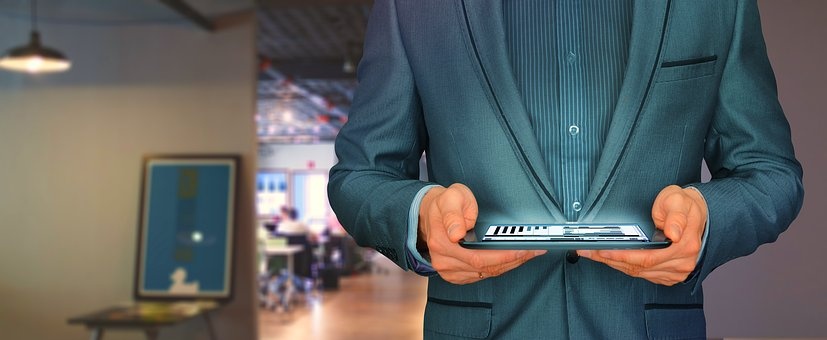 businessman-2970149__340.jpg