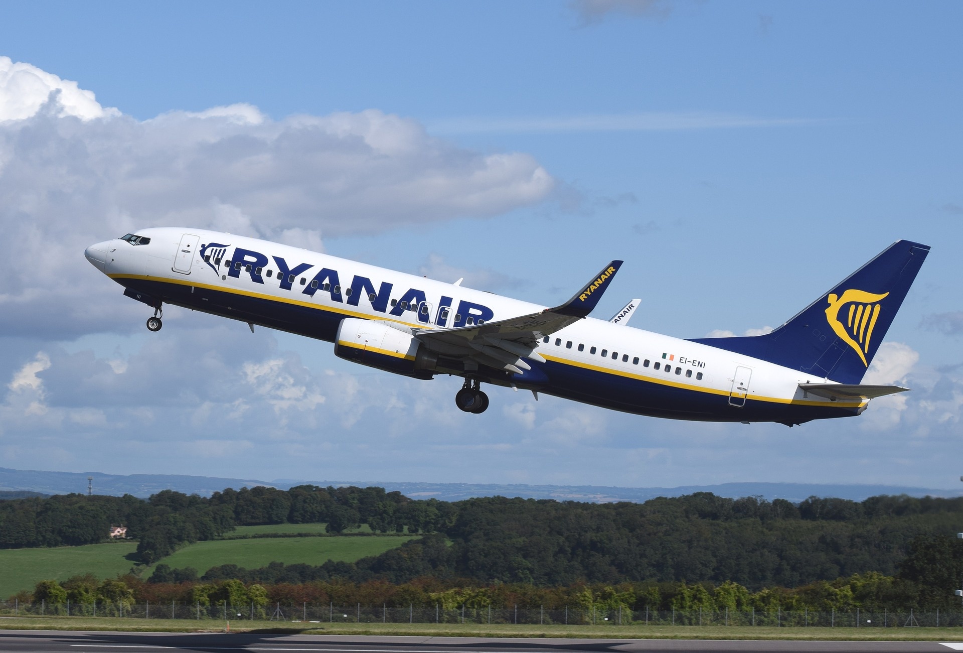 airplane-744876_1920.jpg