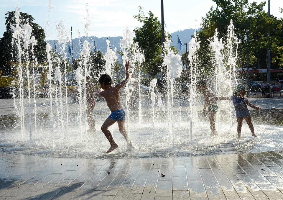 children-playing-2213748_960_720.jpg