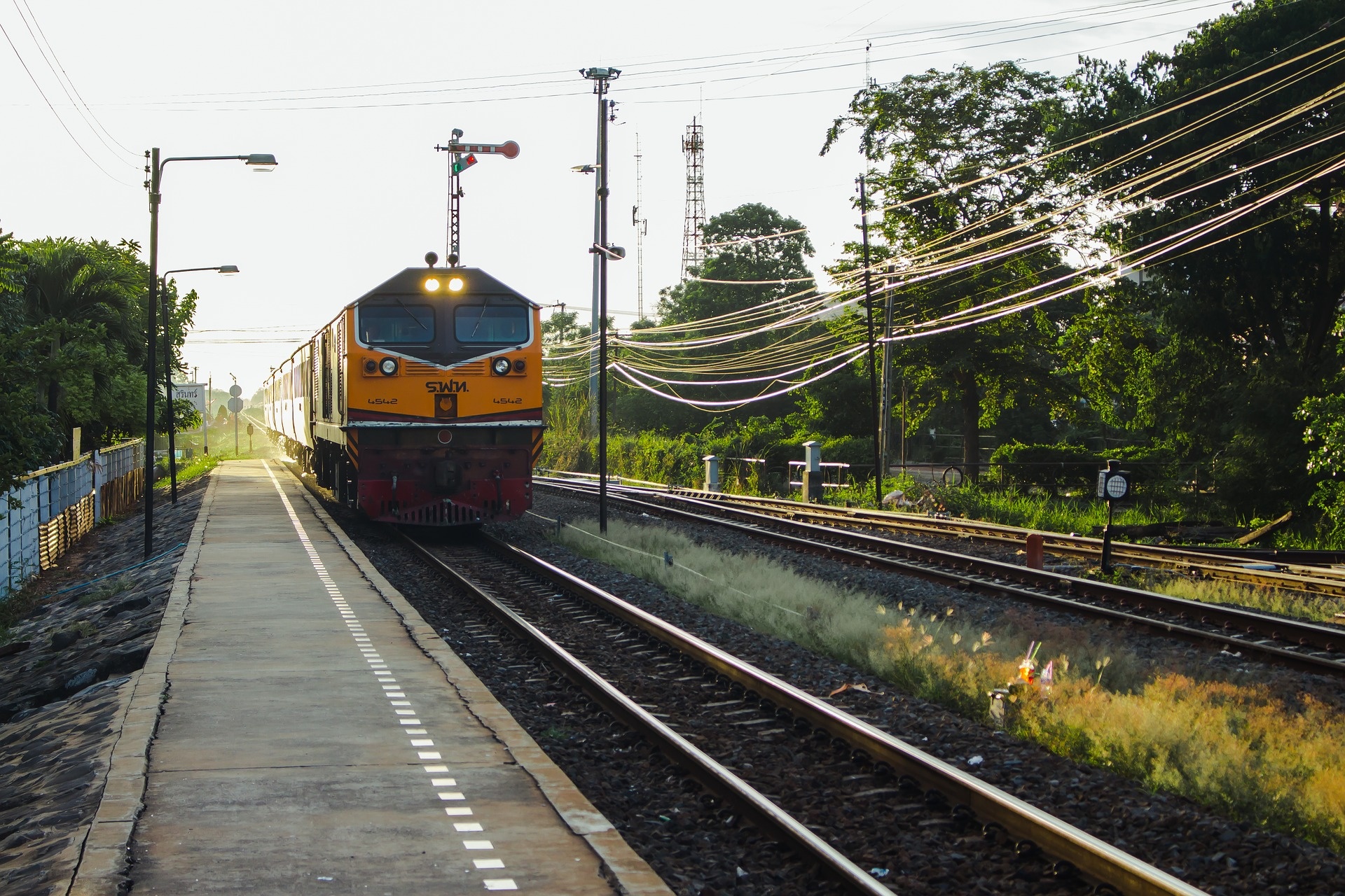 train-2887610_1920.jpg