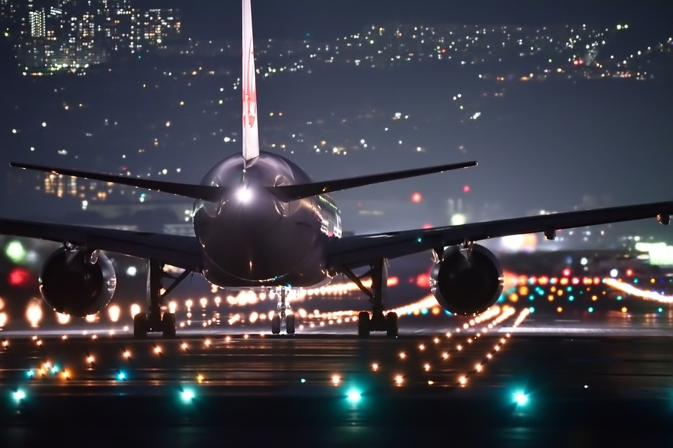 night-flight-2307018_960_720.jpg