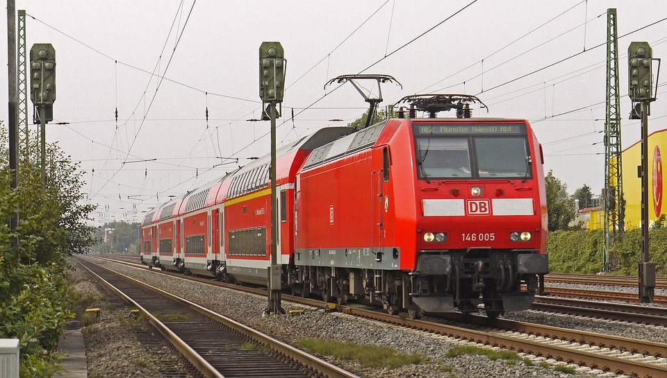 regional-train-1944581_960_720.jpg