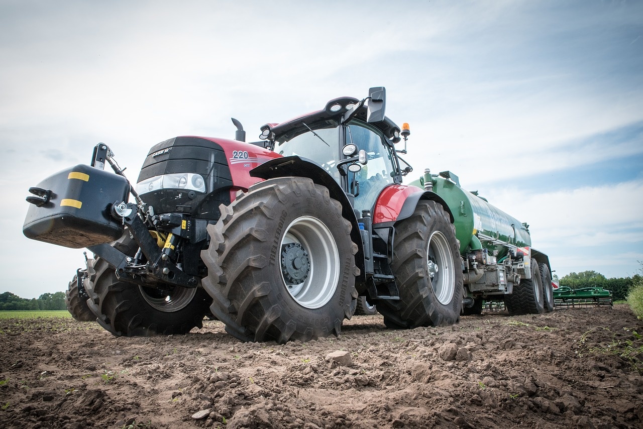 tractor-3486266_1280.jpg