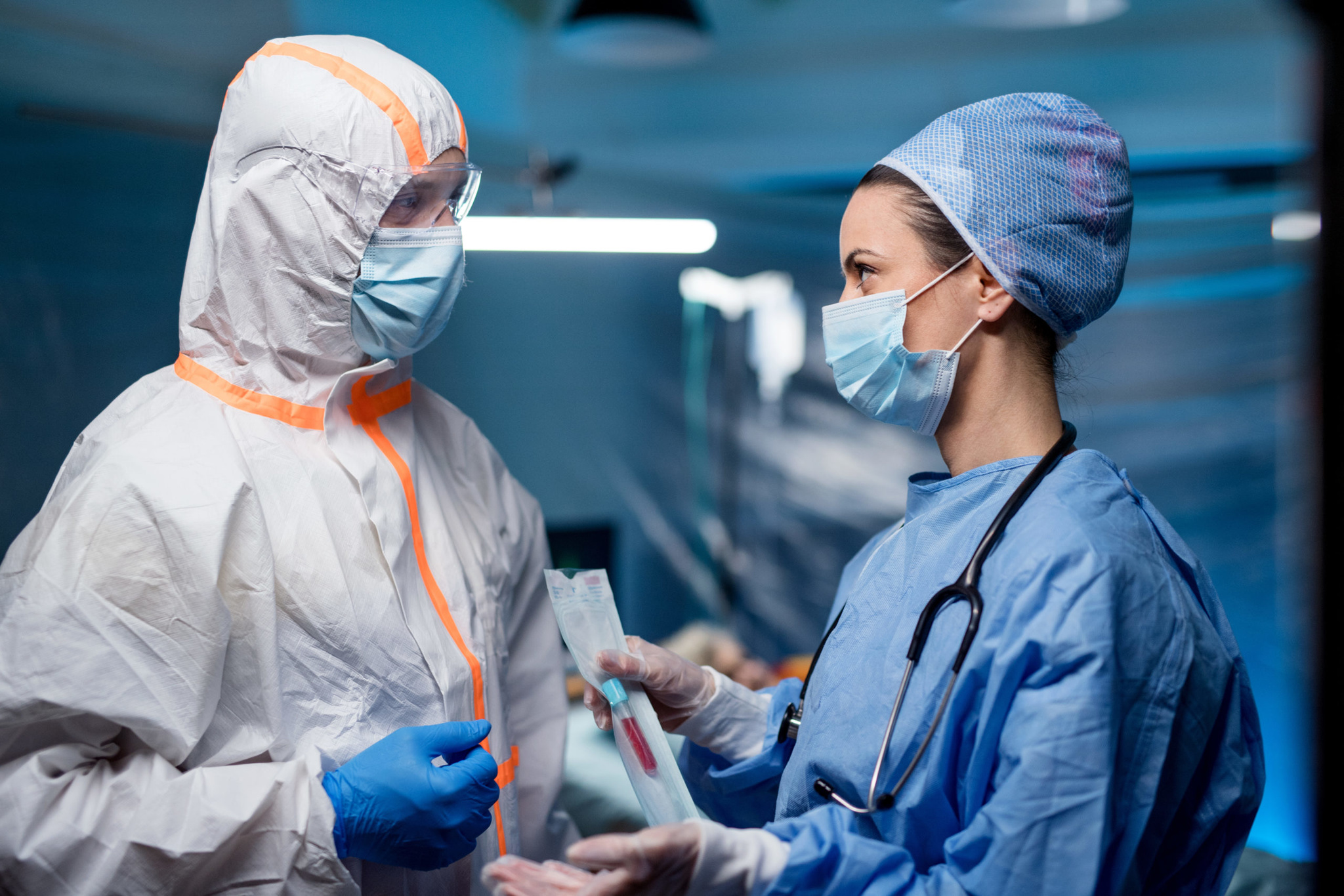 medici-infermieri-coronavirus-covid-19-mascherine-dispositivi-protezione-ospedale-terapia-intensiva-AdobeStock_327572575-scaled.