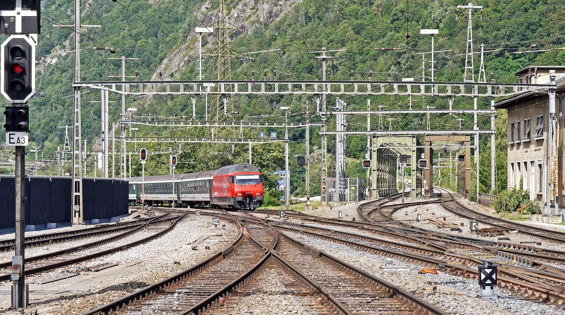 station-entrance-1676440_1920.jpg