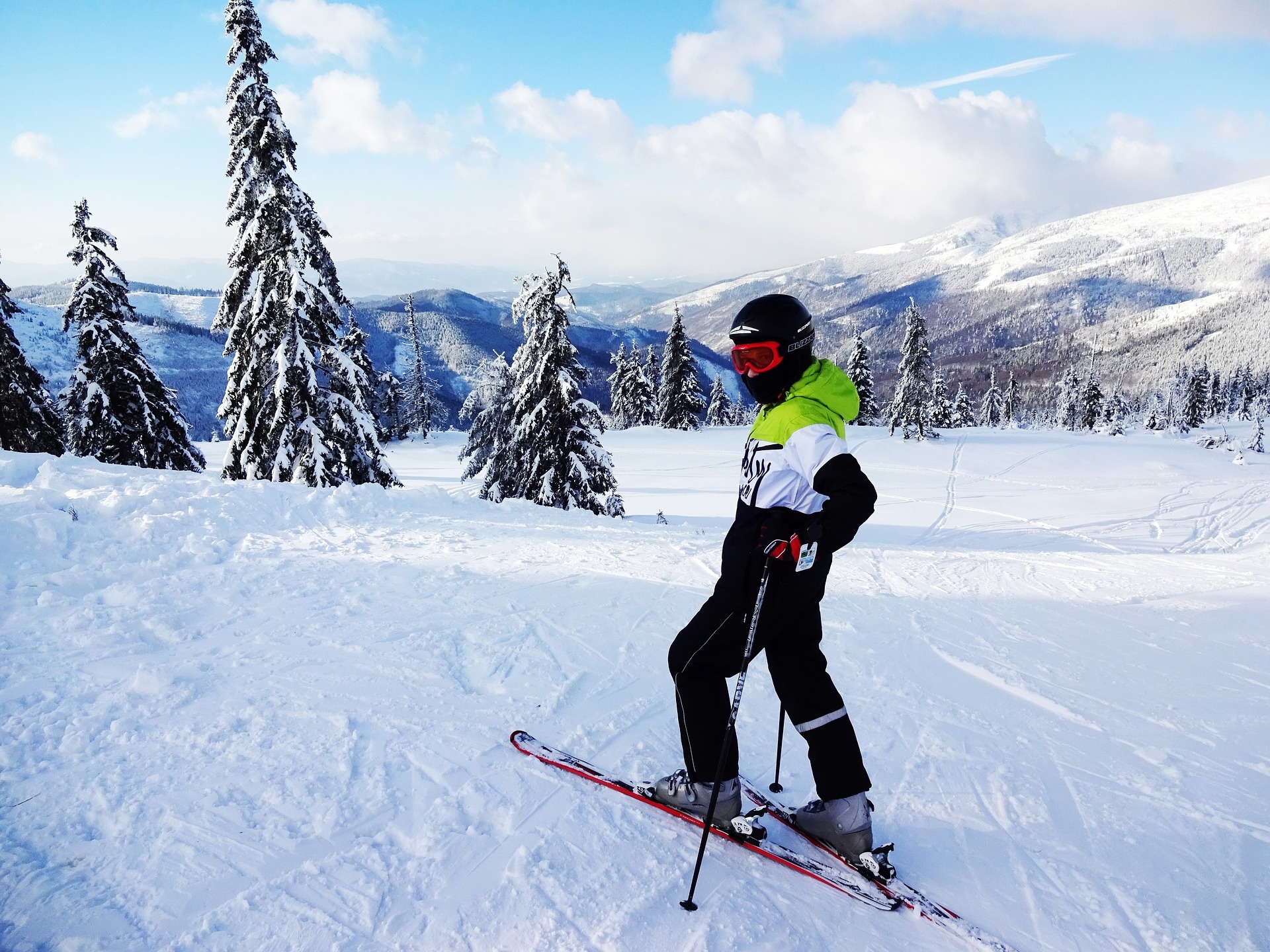 alpine-skier-1631805_1920.jpg