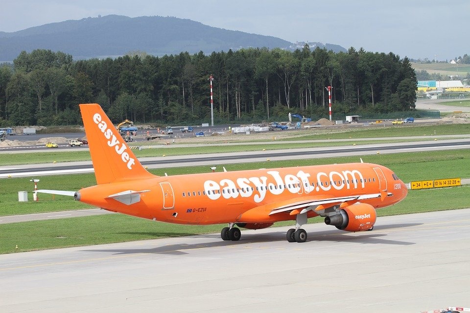easyjet-2786414_960_720.jpg