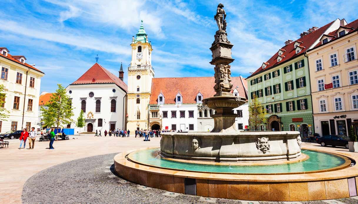 bratislava-piazza-centro-storico-123rf.jpg