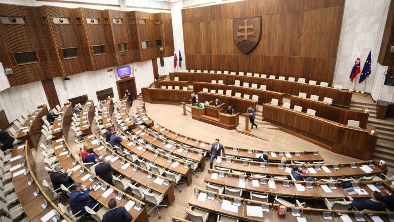 WErEf2nPQb-gyjbibL4mrA.1280~Mimoriadna-sch-dza-parlamentu.jpg