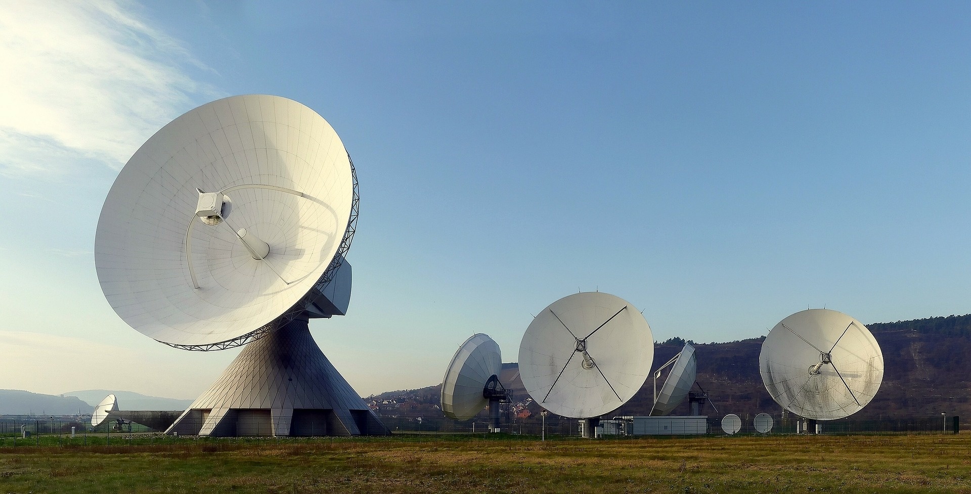 radar-dish-63013_1920.jpg