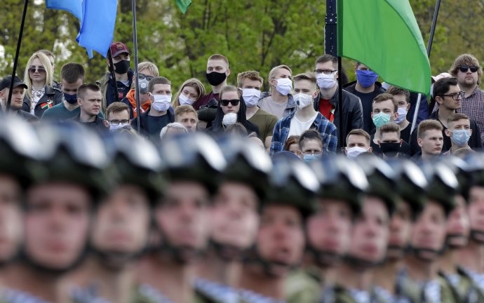 APTOPIX-Virus-Outbreak-Belarus-WWII-Victory-Day758920.jpg