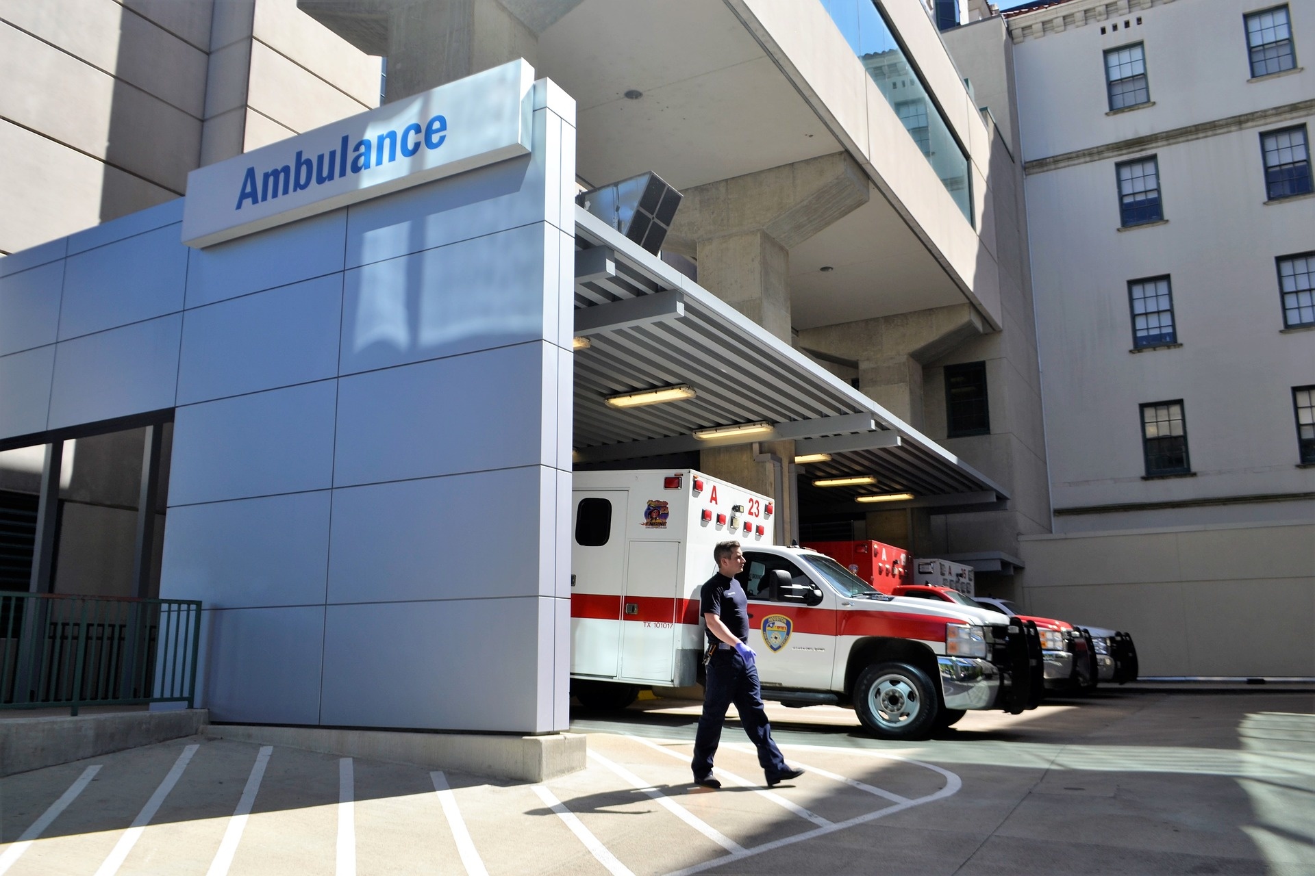emergency-room-3326156_1920.jpg