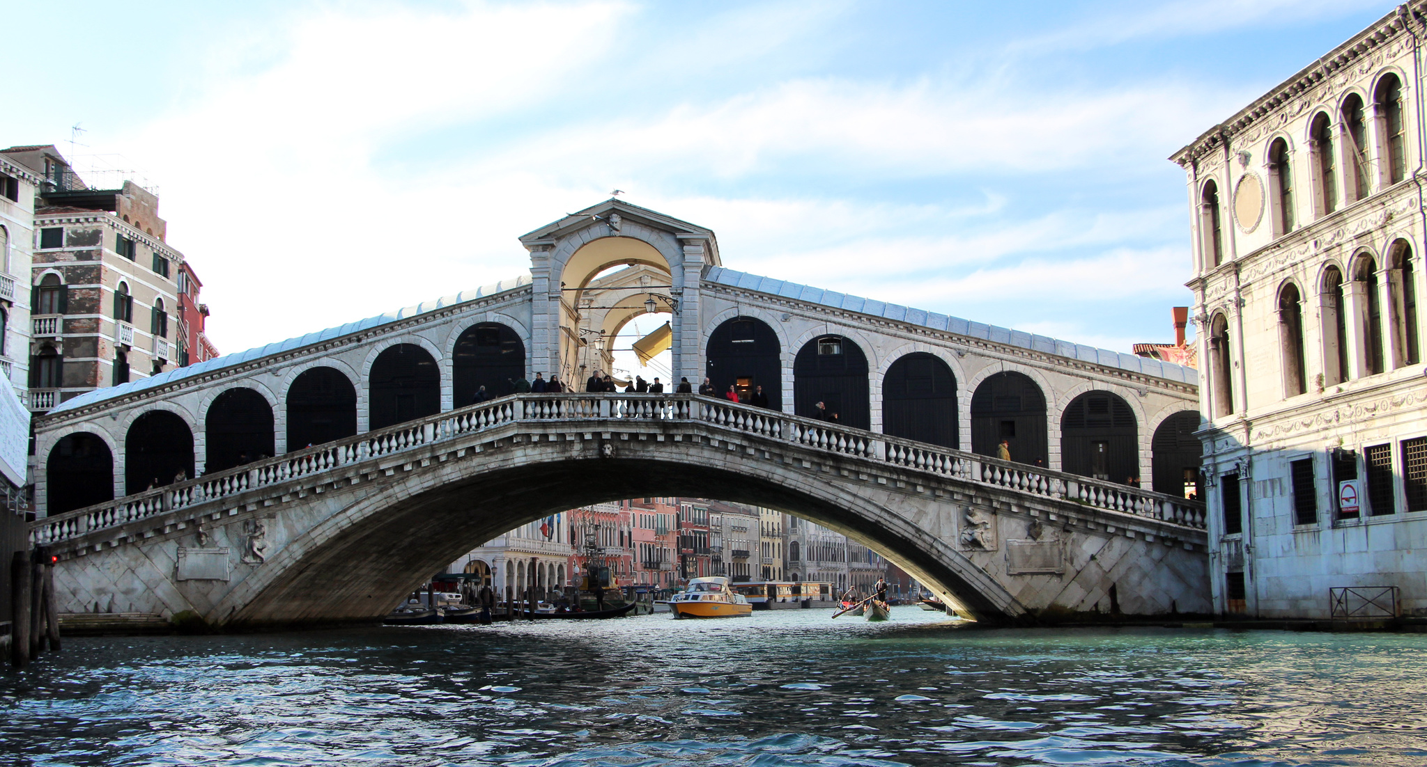 Venezia,_ponte_di_rialto_dal_canal_grande_01.jpg